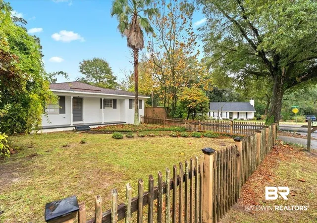 Photo 3 of Single family home for sale at 417 Azalea St, Fairhope, AL 36532 | MLS# 388795 | Listing updated on 2026-10-27