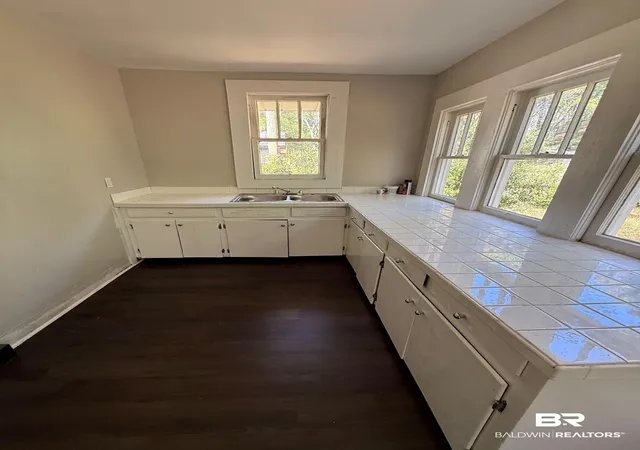 Photo 4 of Sale Pending at 655 Mandrell St, Mobile, AL 36606 | MLS# 393917 | Listing updated on 2026-09-23
