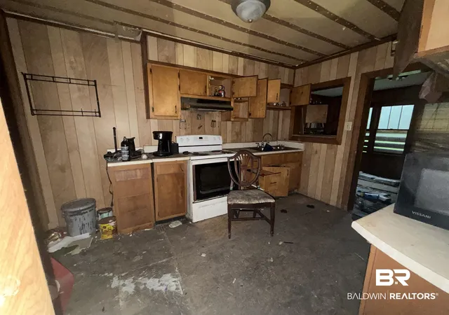 Photo 3 of Sale Pending at 2004 Magnolia Ln, Mobile, AL 36605 | MLS# 398677 | Listing updated on 2026-08-29