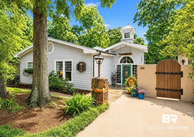 Photo 1 of Single family home for sale at 301 S School St, Fairhope, AL 36532 | MLS# 397302 | Listing updated on 2026-08-28