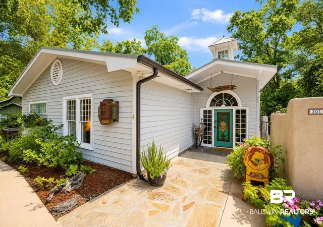 Photo 2 of Single family home for sale at 301 S School St, Fairhope, AL 36532 | MLS# 397302 | Listing updated on 2026-08-28