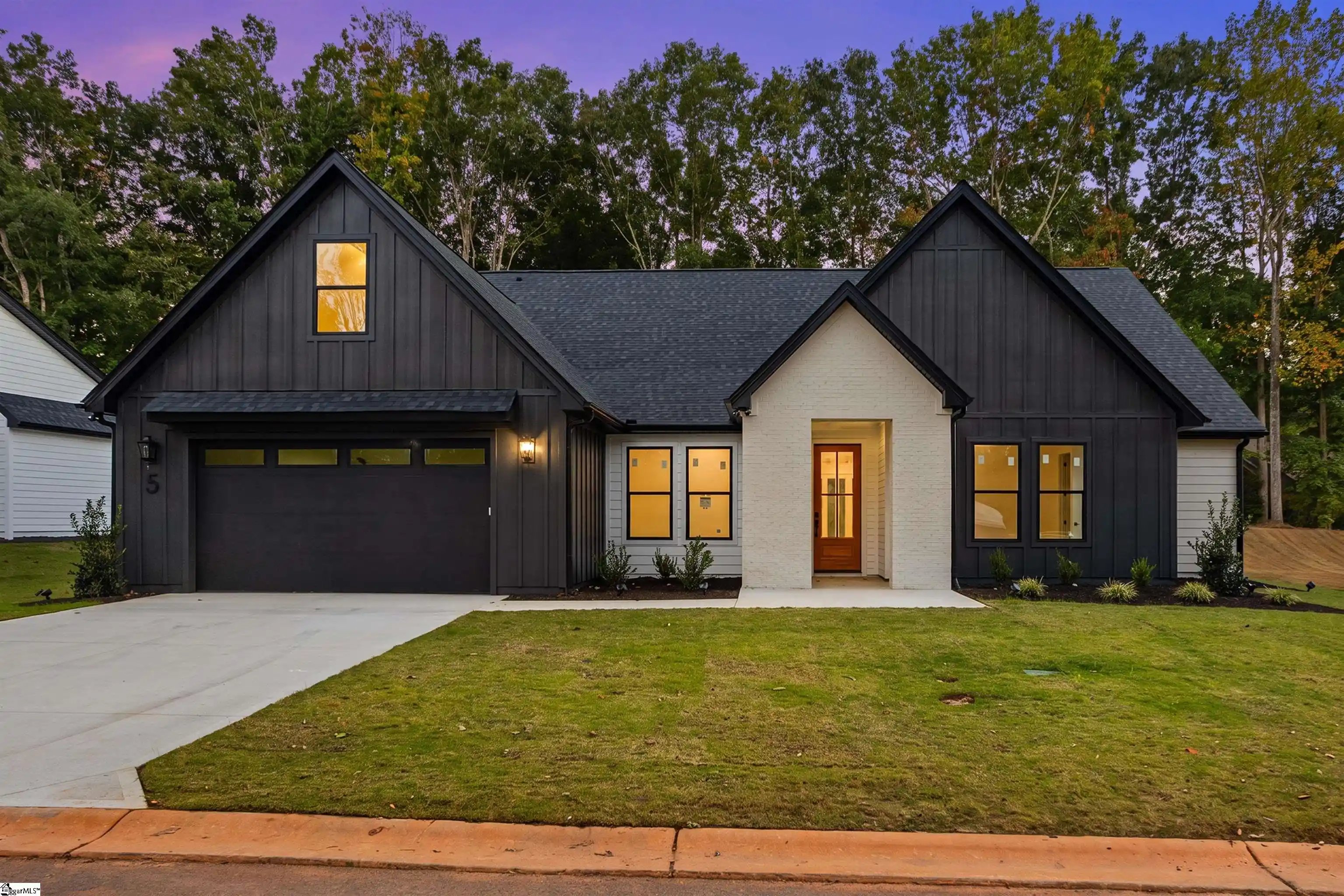 Photo 1 of Single family home for sale at 5 Inverrary Dr, Taylors, SC 29687 | MLS# 1606119 | Listing updated on 2026-10-14