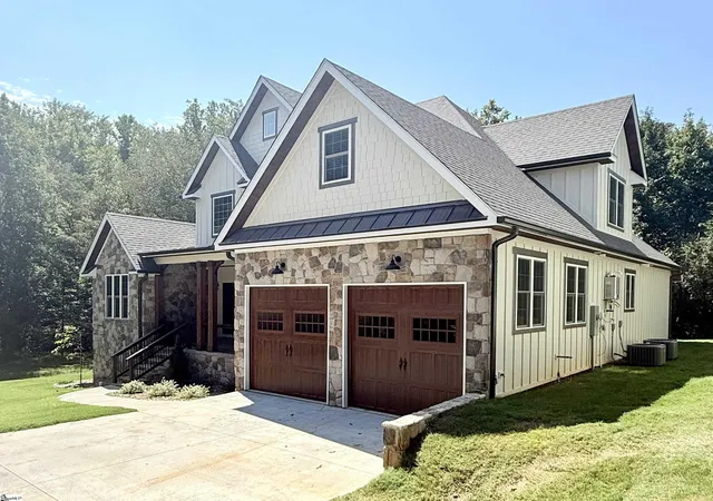 Photo 3 of Single family home for sale at 403 Holland Rd, Simpsonville, SC 29681 | MLS# 1568535 | Listing updated on 2026-09-03