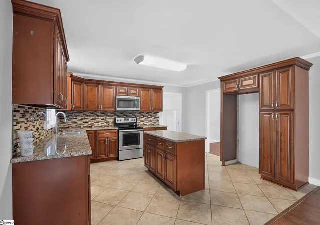 Photo 4 of Sale Pending at 308 Garrett St, Mauldin, SC 29662 | MLS# 1600105 | Listing updated on 2026-08-18