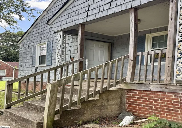 Photo 2 of Sale Pending at 190 Briarcliff Rd, Spartanburg, SC 29301 | MLS# 1600310 | Listing updated on 2026-09-02