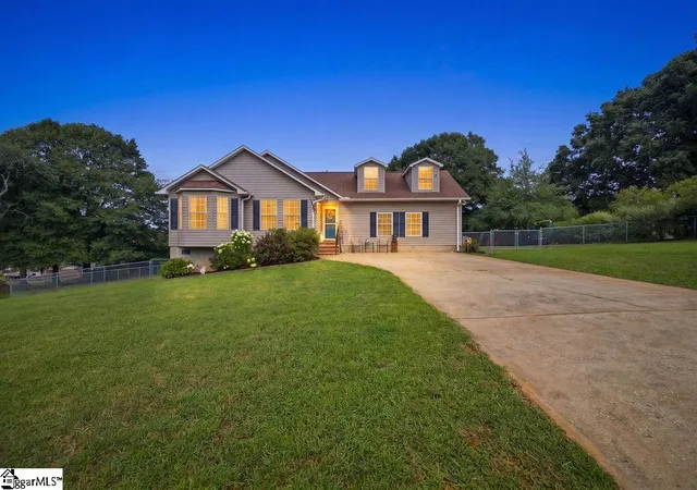 Photo 2 of Single family home for sale at 204 Sussex Wy, Anderson, SC 29625 | MLS# 1598743 | Listing updated on 2026-09-11
