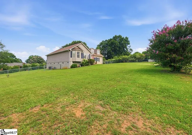 Photo 3 of Single family home for sale at 204 Sussex Wy, Anderson, SC 29625 | MLS# 1598743 | Listing updated on 2026-09-11