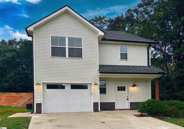 Photo 1 of Single family home for sale at 734 S Bomar Ave, Landrum, SC 29356 | MLS# 1601698 | Listing updated on 2026-09-15