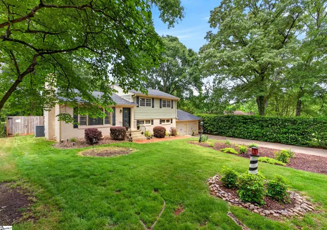 Photo 3 of Single family home for sale at 45 Ridgeway Dr, Greenville, SC 29605 | MLS# 1590463 | Listing updated on 2026-10-02
