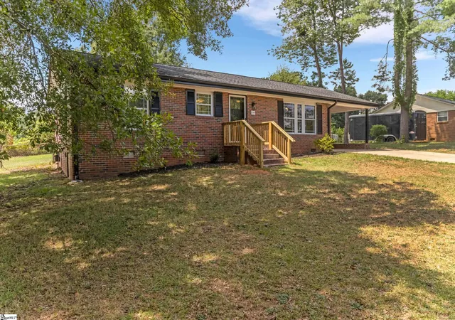 Photo 3 of Sale Pending at 230 Foxhall Rd, Spartanburg, SC 29306 | MLS# 1597160 | Listing updated on 2026-09-14