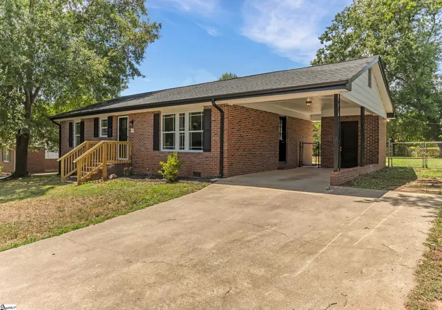 Photo 3 of Sale Pending at 230 Foxhall Rd, Spartanburg, SC 29306 | MLS# 1597160 | Listing updated on 2026-09-14