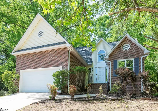 Photo 1 of Single family home for sale at 10 Fox Ridge Wy, Taylors, SC 29687 | MLS# 1589278 | Listing updated on 2026-08-04