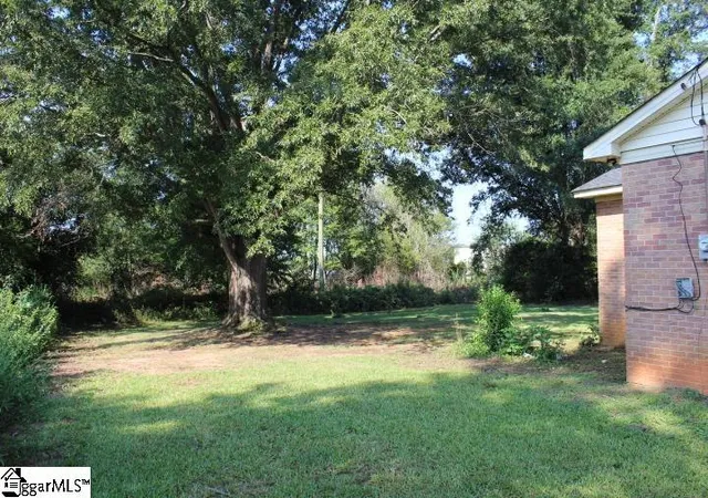 Photo 3 of Single family home for sale at 86 Grove St, Clinton, SC 29325 | MLS# 1601059 | Listing updated on 2026-09-28