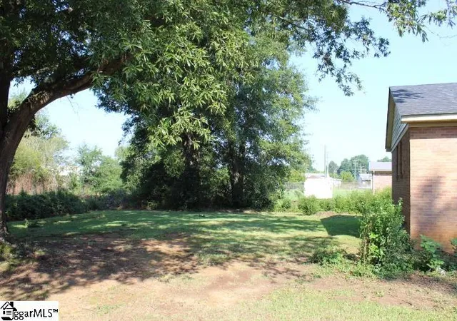 Photo 4 of Single family home for sale at 86 Grove St, Clinton, SC 29325 | MLS# 1601059 | Listing updated on 2026-09-28