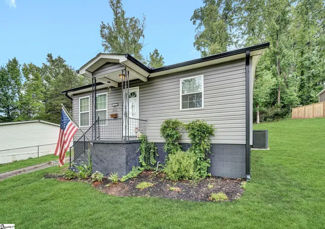 2nd image of 215 Gail St, Easley, SC 29642 | MLS# 1599827