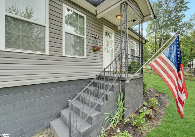 Photo 3 of Single family home for sale at 215 Gail St, Easley, SC 29642 | MLS# 1599827 | Listing updated on 2026-09-20