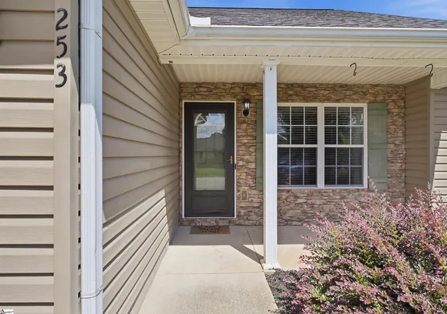 Photo 3 of Sale Pending at 253 Sleepy River Rd, Simpsonville, SC 29681 | MLS# 1602323 | Listing updated on 2026-09-01