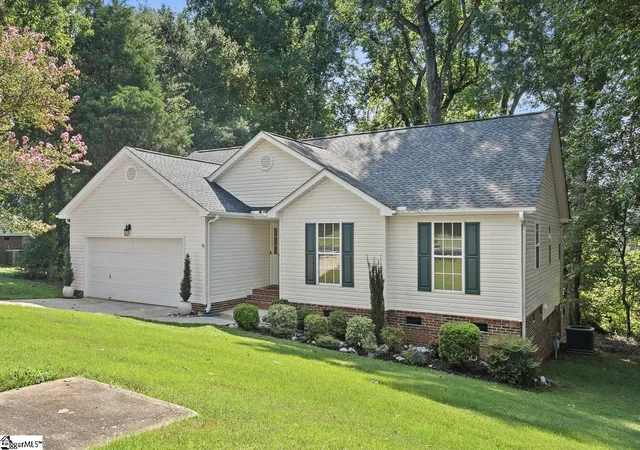 Photo 1 of Single family home for sale at 402 Windy Meadow Wy, Simpsonville, SC 29680 | MLS# 1600668 | Listing updated on 2026-09-12