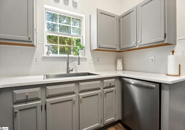 Photo 4 of Single family home for sale at 402 Windy Meadow Wy, Simpsonville, SC 29680 | MLS# 1600668 | Listing updated on 2026-09-12