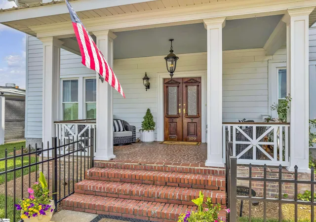 Photo 4 of Single family home for sale at 109 W Curtis St, Simpsonville, SC 29681 | MLS# 1591414 | Listing updated on 2026-08-13