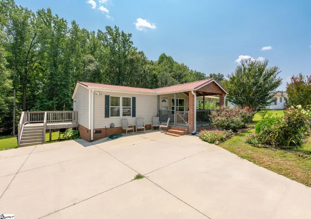 Photo 2 of Manufactured home for sale at 128 Kentmont Ln, Greer, SC 29651 | MLS# 1599370 | Listing updated on 2026-07-31