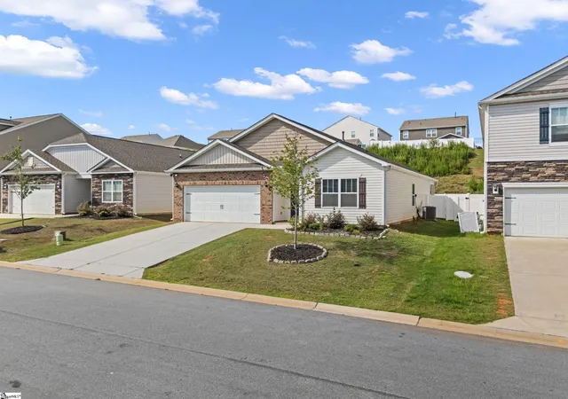 Photo 2 of Single family home for sale at 63 Oak Edge Ln, Greer, SC 29651 | MLS# 1597378 | Listing updated on 2026-07-10