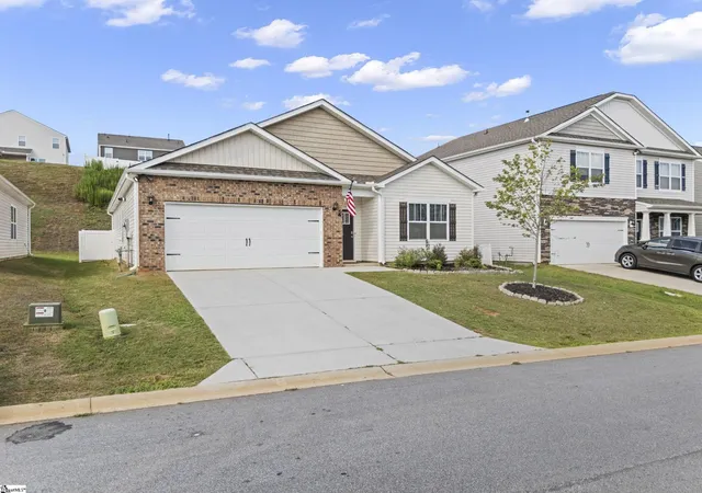 Photo 3 of Single family home for sale at 63 Oak Edge Ln, Greer, SC 29651 | MLS# 1597378 | Listing updated on 2026-07-10