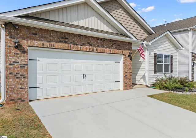 Photo 3 of Single family home for sale at 63 Oak Edge Ln, Greer, SC 29651 | MLS# 1597378 | Listing updated on 2026-07-10
