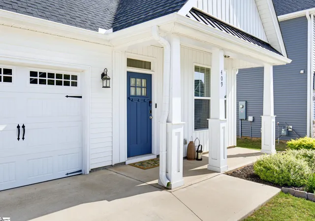 Photo 4 of Single family home for sale at 409 River Trace Loop, Simpsonville, SC 29680 | MLS# 1599523 | Listing updated on 2026-08-27