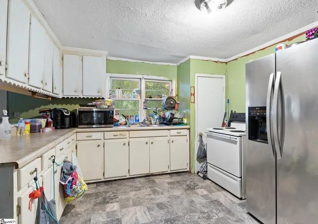 Photo 4 of Single family home for sale at 305 Southview Dr, Laurens, SC 29360 | MLS# 1600215 | Listing updated on 2026-10-05