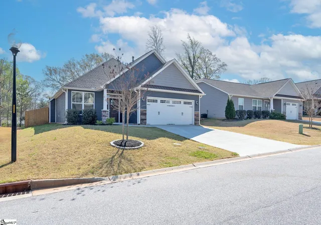 Photo 2 of Single family home for sale at 110 Forest Ridge Wy, Greenville, SC 29617 | MLS# 1586375 | Listing updated on 2026-04-02