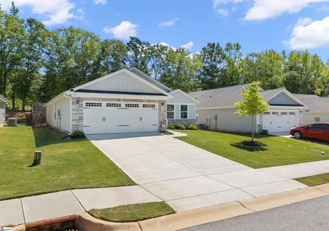 Photo 3 of Single family home for sale at 122 Southwell St, Woodruff, SC 29388 | MLS# 1590948 | Listing updated on 2026-09-11