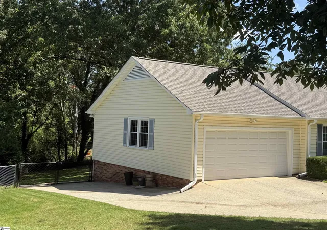 Photo 4 of Single family home for sale at 105 Hitching Post Ln, Greenville, SC 29615 | MLS# 1601820 | Listing updated on 2026-09-08
