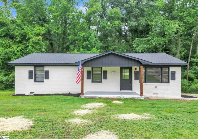 Photo 1 of Single family home for sale at 216 Ashcroft Dr, Greenwood, SC 29646 | MLS# 1601692 | Listing updated on 2026-09-23