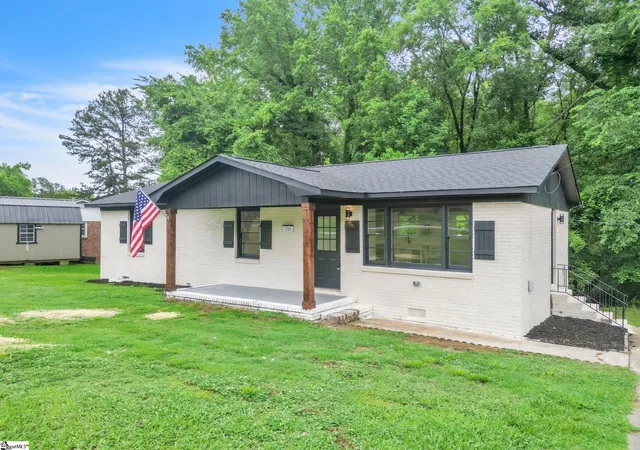 Photo 2 of Single family home for sale at 216 Ashcroft Dr, Greenwood, SC 29646 | MLS# 1601692 | Listing updated on 2026-09-23