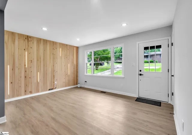 Photo 3 of Single family home for sale at 216 Ashcroft Dr, Greenwood, SC 29646 | MLS# 1601692 | Listing updated on 2026-09-23