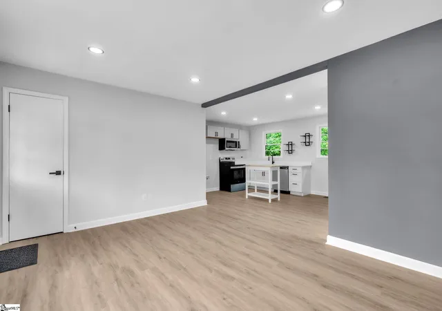 Photo 4 of Single family home for sale at 216 Ashcroft Dr, Greenwood, SC 29646 | MLS# 1601692 | Listing updated on 2026-09-23