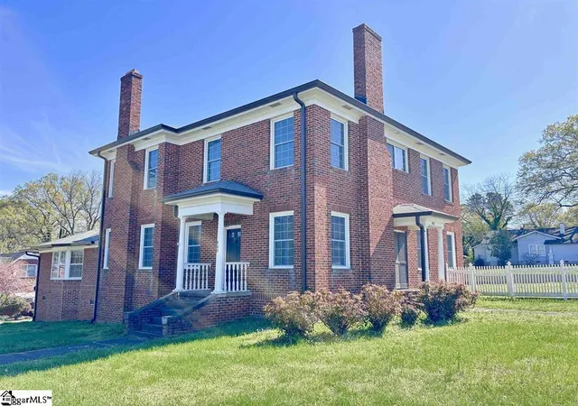Photo 2 of Single family home for sale at 400 E Buford St, Gaffney, SC 29340 | MLS# 1592061 | Listing updated on 2026-08-28