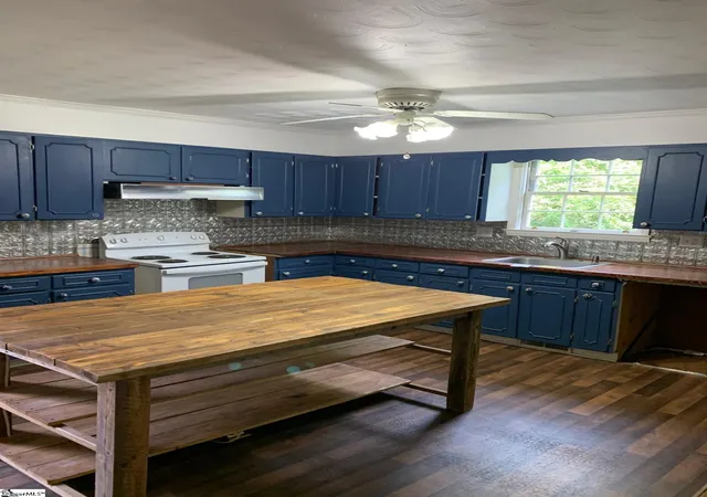 Photo 3 of Sale Pending at 520 W Main St, Laurens, SC 29360 | MLS# 1598359 | Listing updated on 2026-09-09