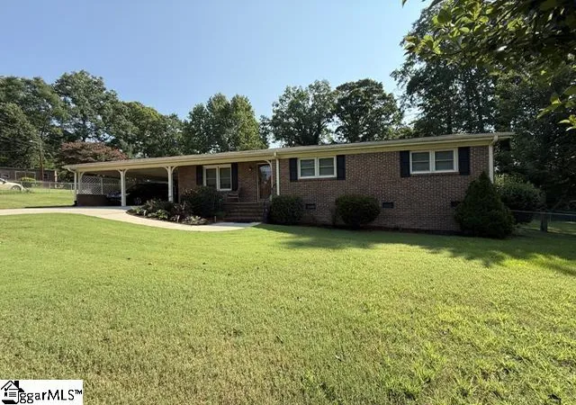 Photo 2 of Single family home for sale at 10 Dickens Ln, Taylors, SC 29687 | MLS# 1600843 | Listing updated on 2026-09-02