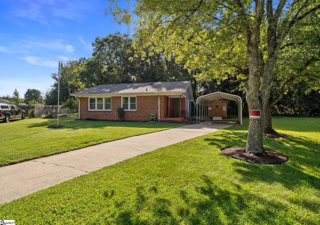 Photo 3 of Sale Pending at 17 Lawnview Ct, Wellford, SC 29385 | MLS# 1601254 | Listing updated on 2026-08-25