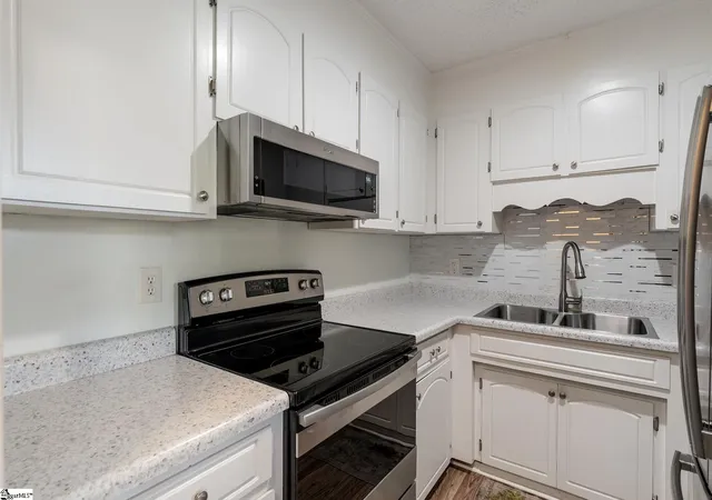 Photo 4 of Sale Pending at 17 Lawnview Ct, Wellford, SC 29385 | MLS# 1601254 | Listing updated on 2026-08-25