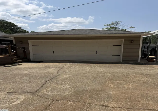 Photo 3 of Single family home for sale at 210 Tanner Rd, Taylors, SC 29687 | MLS# 1602071 | Listing updated on 2026-09-10