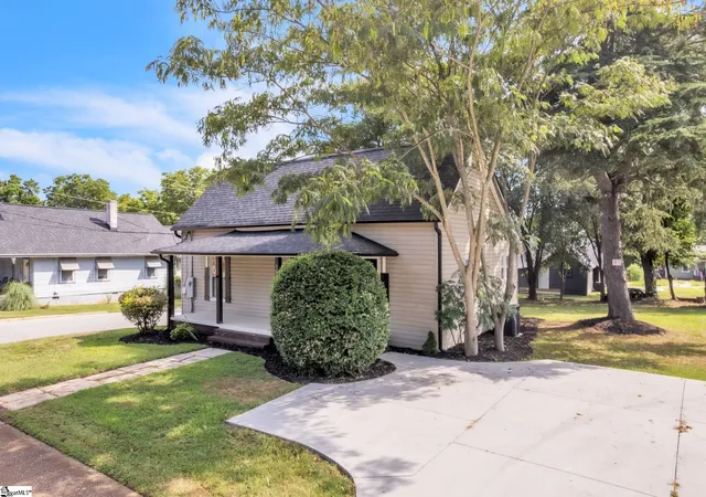 Photo 1 of Single family home for sale at 901 S 5th St, Easley, SC 29640 | MLS# 1599456 | Listing updated on 2026-09-04