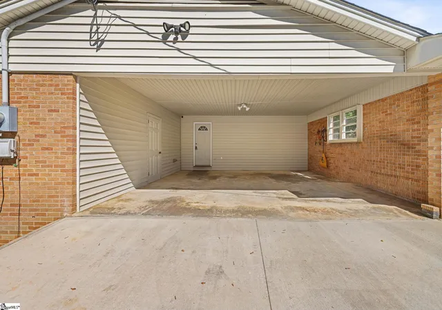 Photo 4 of Single family home for sale at 11 Fontana Dr, Greenville, SC 29609 | MLS# 1599280 | Listing updated on 2026-09-17