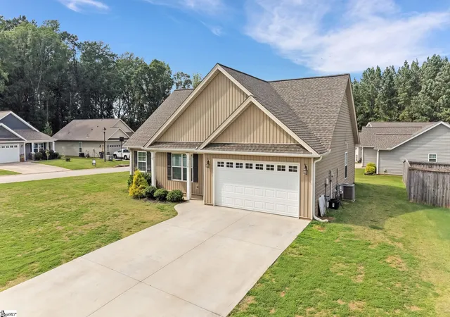 Photo 2 of Single family home for sale at 124 Lily Wy, Lyman, SC 29365 | MLS# 1598287 | Listing updated on 2026-08-24