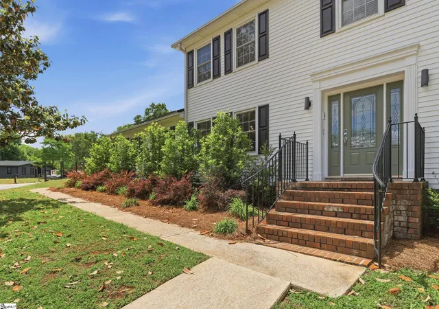 Photo 2 of Single family home for sale at 302 Pine Wood Dr, Greenville, SC 29607 | MLS# 1591471 | Listing updated on 2026-09-08