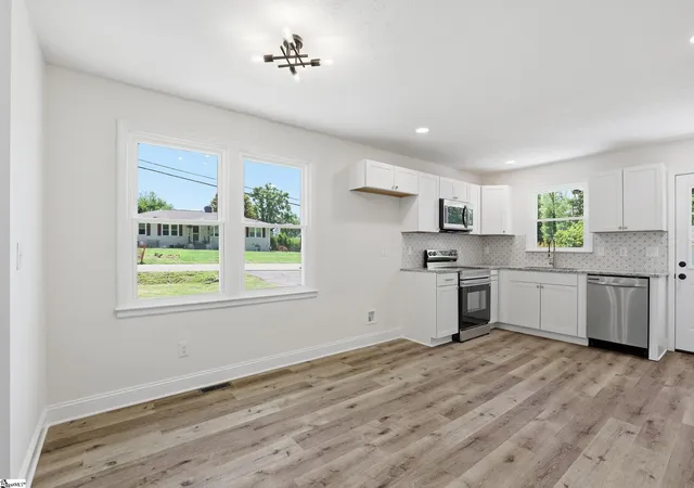 Photo 3 of Single family home for sale at 106 Mayfair Dr, Taylors, SC 29687 | MLS# 1593735 | Listing updated on 2026-07-01