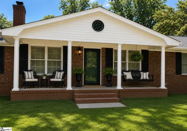 Photo 3 of Single family home for sale at 5 Green Leaf Dr, Greenville, SC 29617 | MLS# 1596294 | Listing updated on 2026-09-16