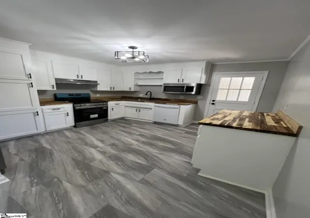 Photo 3 of Single family home for sale at 5 Green Leaf Dr, Greenville, SC 29617 | MLS# 1596294 | Listing updated on 2026-09-16